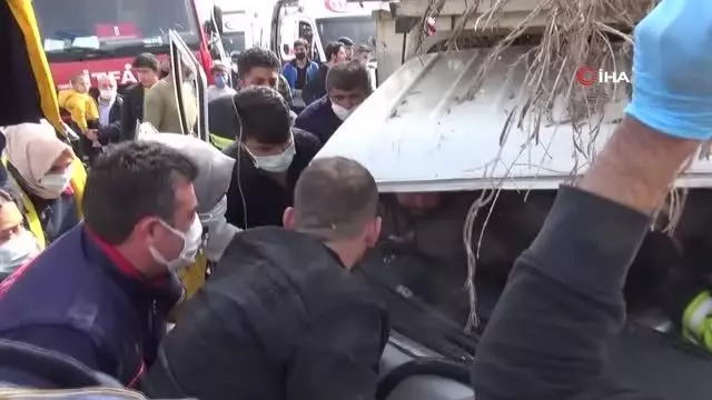 Tarım işçilerini taşıyan kamyonet bariyerlere çarptı: 4 yaralı Tarım işçilerini taşıyan kamyonet bariyerlere çarptı: 4 yaralı
