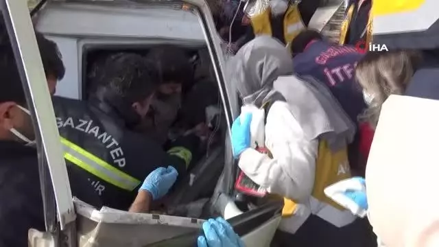 Tarım işçilerini taşıyan kamyonet bariyerlere çarptı: 4 yaralı Tarım işçilerini taşıyan kamyonet bariyerlere çarptı: 4 yaralı
