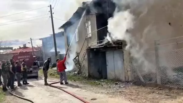 TUNCELİ Kerpiç evdeki yangını, itfaiye ve köylüler söndürdü TUNCELİ Kerpiç evdeki yangını, itfaiye ve köylüler söndürdü