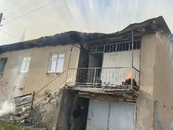 TUNCELİ Kerpiç evdeki yangını, itfaiye ve köylüler söndürdü TUNCELİ Kerpiç evdeki yangını, itfaiye ve köylüler söndürdü