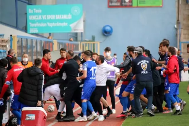 Maç sonrası sahada arbede çıktı Maç sonrası sahada arbede çıktı