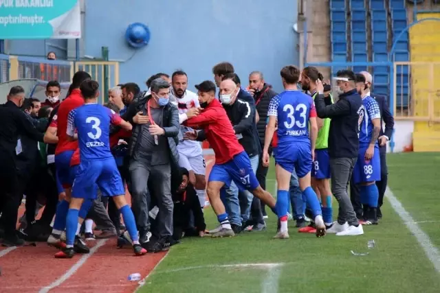 Maç sonrası sahada arbede çıktı Maç sonrası sahada arbede çıktı