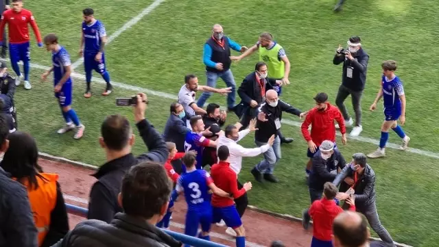 Maç sonrası sahada arbede çıktı Maç sonrası sahada arbede çıktı