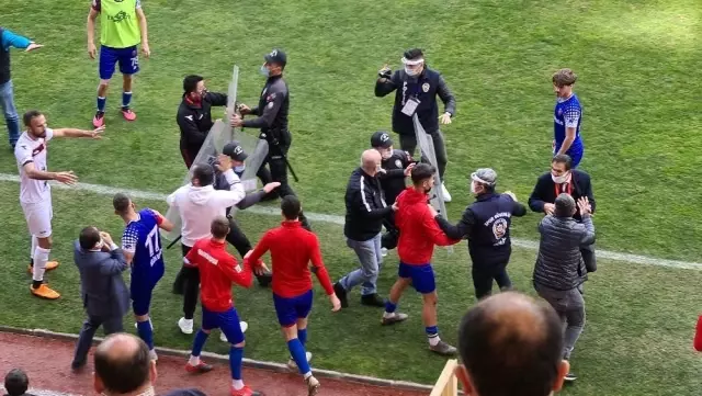 Maç sonrası sahada arbede çıktı Maç sonrası sahada arbede çıktı