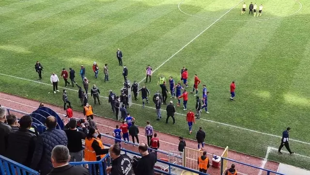 Maç sonrası sahada arbede çıktı Maç sonrası sahada arbede çıktı