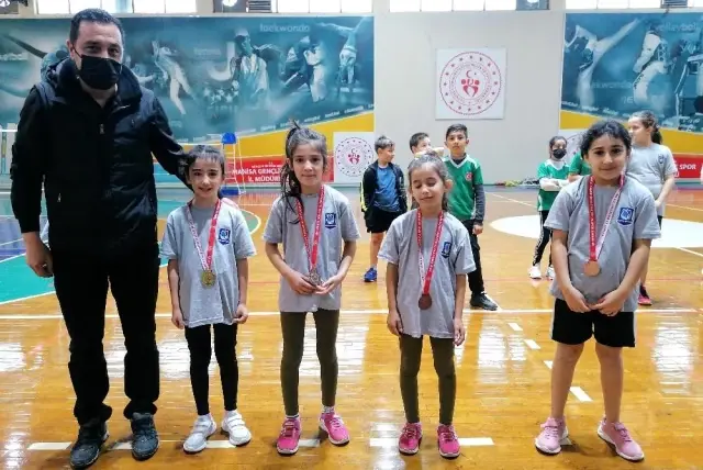 Manisa'da Tıp Bayramı Badminton Turnuvası tamamlandı Manisa'da Tıp Bayramı Badminton Turnuvası tamamlandı