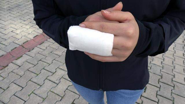 Psikolojik sorunları olan 17 yaşındaki gence yardıma giden acil tıp teknisyeni az daha parmaklarından oluyordu
