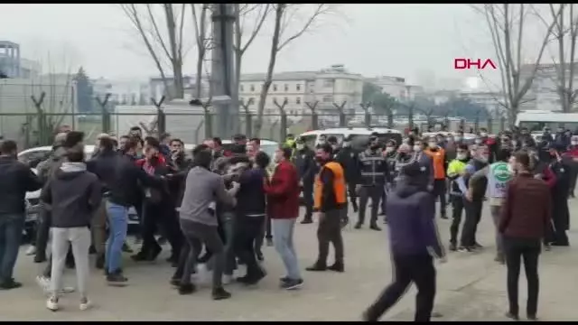SPOR İnegölspor'da futbolcu ile tribündekiler arasında gergin anlar SPOR İnegölspor'da futbolcu ile tribündekiler arasında gergin anlar