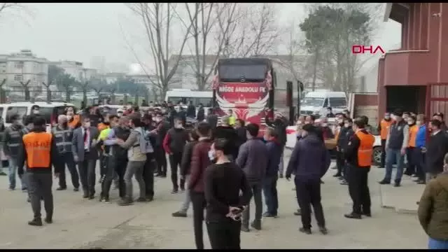 SPOR İnegölspor'da futbolcu ile tribündekiler arasında gergin anlar SPOR İnegölspor'da futbolcu ile tribündekiler arasında gergin anlar