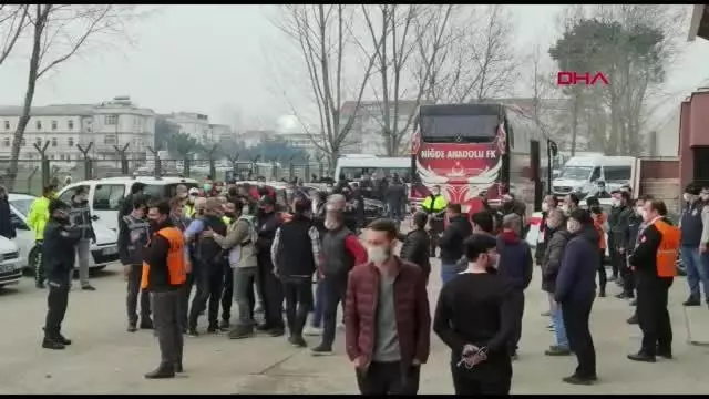 SPOR İnegölspor'da futbolcu ile tribündekiler arasında gergin anlar SPOR İnegölspor'da futbolcu ile tribündekiler arasında gergin anlar