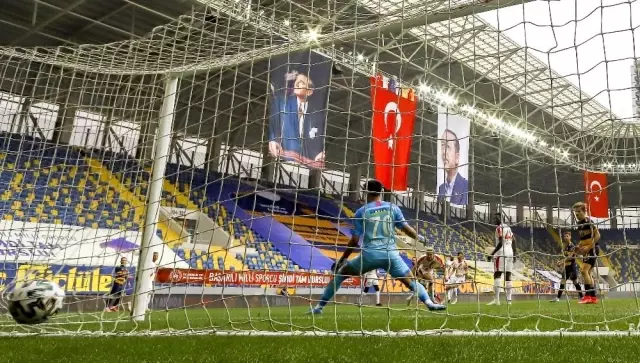 Süper Lig: MKE Ankaragücü: 3 Göztepe: 0 (Maç sonucu) Süper Lig: MKE Ankaragücü: 3 Göztepe: 0 (Maç sonucu)