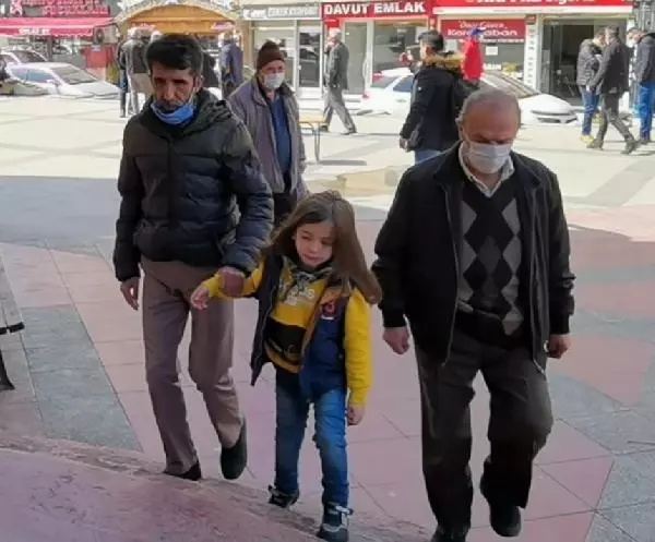 Son dakika haberleri... BURSA Suriyeli küçük Ziyad bombardımanda kör olan babasının gözü oldu Son dakika haberleri... BURSA Suriyeli küçük Ziyad bombardımanda kör olan babasının gözü oldu