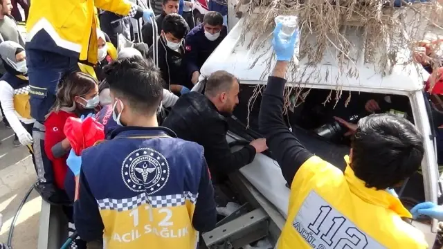 Tarım işçilerini taşıyan kamyonet bariyerlere çarptı: 4 yaralı Tarım işçilerini taşıyan kamyonet bariyerlere çarptı: 4 yaralı