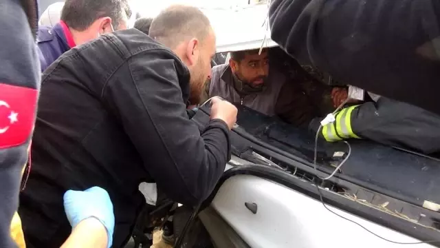 Tarım işçilerini taşıyan kamyonet bariyerlere çarptı: 4 yaralı Tarım işçilerini taşıyan kamyonet bariyerlere çarptı: 4 yaralı