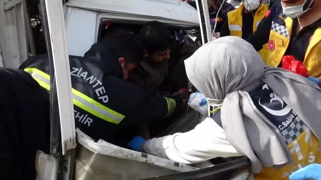 Tarım işçilerini taşıyan kamyonet bariyerlere çarptı: 4 yaralı Tarım işçilerini taşıyan kamyonet bariyerlere çarptı: 4 yaralı