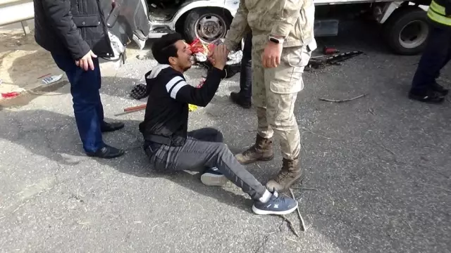 Tarım işçilerini taşıyan kamyonet bariyerlere çarptı: 4 yaralı Tarım işçilerini taşıyan kamyonet bariyerlere çarptı: 4 yaralı