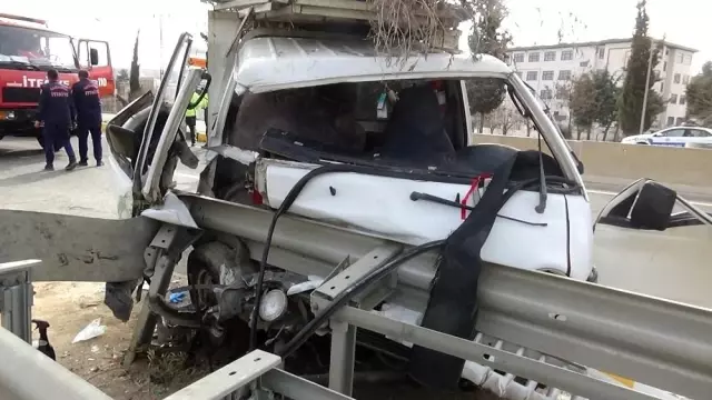 Tarım işçilerini taşıyan kamyonet bariyerlere çarptı: 4 yaralı Tarım işçilerini taşıyan kamyonet bariyerlere çarptı: 4 yaralı