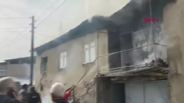 TUNCELİ Kerpiç evdeki yangını, itfaiye ve köylüler söndürdü TUNCELİ Kerpiç evdeki yangını, itfaiye ve köylüler söndürdü