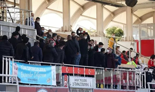 Tuzlaspor Ümraniyespor maçında gerginlik Tuzlaspor Ümraniyespor maçında gerginlik