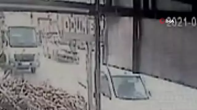 Son dakika haberleri... Yolun karşına geçmeye çalışan yaşlı adama otomobil çarptı Son dakika haberleri... Yolun karşına geçmeye çalışan yaşlı adama otomobil çarptı