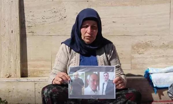 Adliye önünde oturma eylemi yapan kadın, gözaltına alındı Adliye önünde oturma eylemi yapan kadın, gözaltına alındı