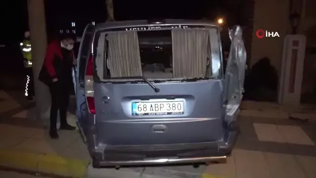 Alkollü sürücü önce kamyona sonra demir çitlere çarptı Alkollü sürücü önce kamyona sonra demir çitlere çarptı