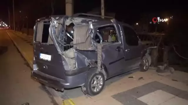 Alkollü sürücü önce kamyona sonra demir çitlere çarptı Alkollü sürücü önce kamyona sonra demir çitlere çarptı