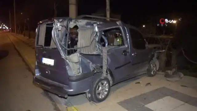 Alkollü sürücü önce kamyona sonra demir çitlere çarptı Alkollü sürücü önce kamyona sonra demir çitlere çarptı