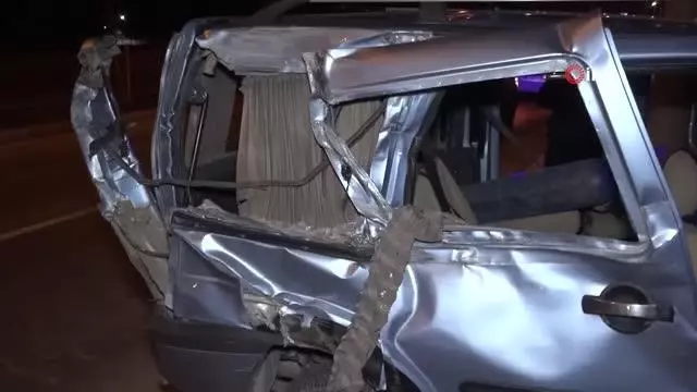 Alkollü sürücü önce kamyona sonra demir çitlere çarptı Alkollü sürücü önce kamyona sonra demir çitlere çarptı