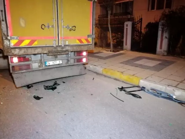 Alkollü sürücü önce kamyona sonra demir çitlere çarptı Alkollü sürücü önce kamyona sonra demir çitlere çarptı
