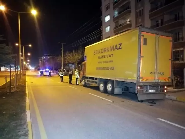 Alkollü sürücü önce kamyona sonra demir çitlere çarptı Alkollü sürücü önce kamyona sonra demir çitlere çarptı
