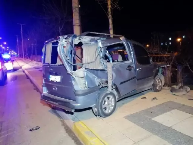 Alkollü sürücü önce kamyona sonra demir çitlere çarptı Alkollü sürücü önce kamyona sonra demir çitlere çarptı