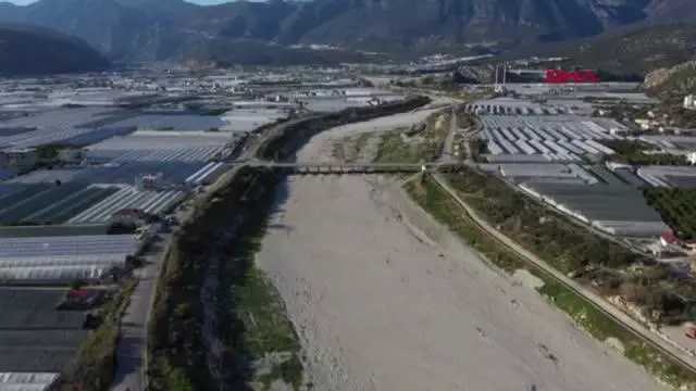 ANTALYA Yeterli yağış olmayınca Demre Çayı tamamen kurudu ANTALYA Yeterli yağış olmayınca Demre Çayı tamamen kurudu
