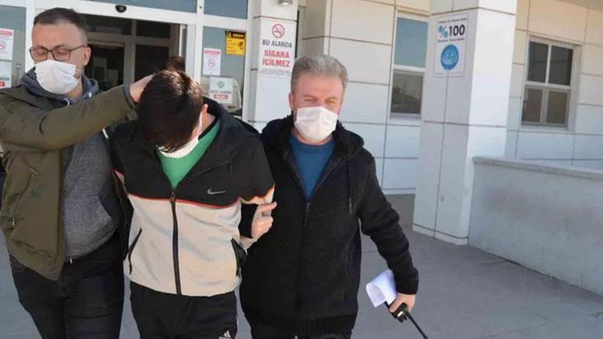 Arkadaşlarını dövüp gasbeden şahıslar, gençlere dehşeti yaşattı! Etek giydirip fotoğraflarını çektiler