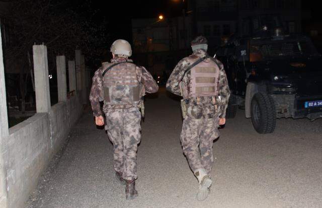 Cinnet getiren anne çocuğunu rehin aldı