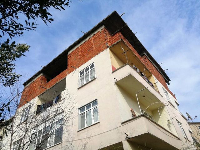 guvercinlerini beslemek isterken catidan duse 3 13995621 o