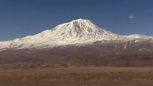 Hayırsever çift, köy çocuklarını yurdun dört bir yanından gönderilen kışlık kıyafetlerle sevindiriyor Hayırsever çift, köy çocuklarını yurdun dört bir yanından gönderilen kışlık kıyafetlerle sevindiriyor