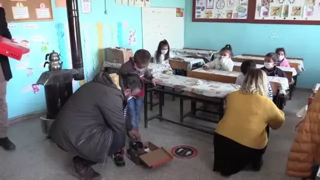 Hayırsever çift, köy çocuklarını yurdun dört bir yanından gönderilen kışlık kıyafetlerle sevindiriyor Hayırsever çift, köy çocuklarını yurdun dört bir yanından gönderilen kışlık kıyafetlerle sevindiriyor