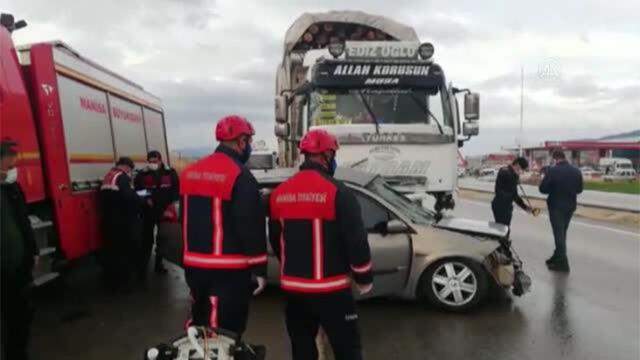 Kamyonla çarpışan otomobilden 3 kişinin cansız bedeni çıkarıldı