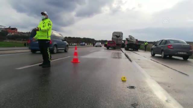 Kamyonla çarpışan otomobilden 3 kişinin cansız bedeni çıkarıldı