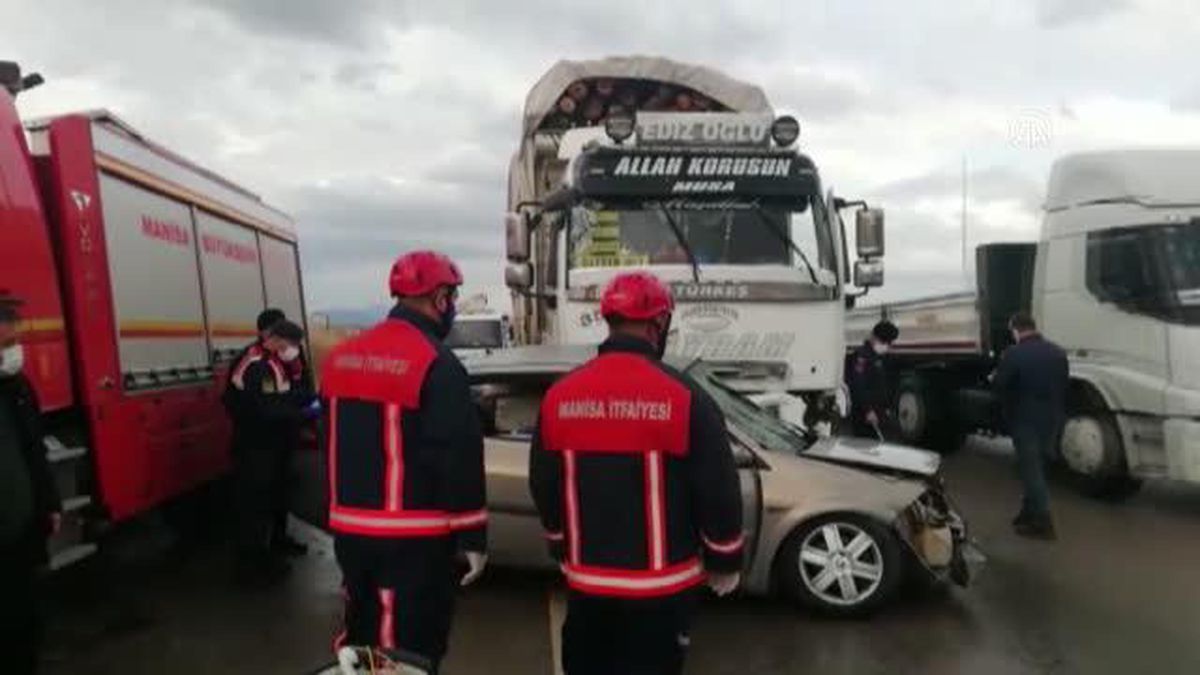 Kamyonla çarpışan otomobilden 3 kişinin cansız bedeni çıkarıldı