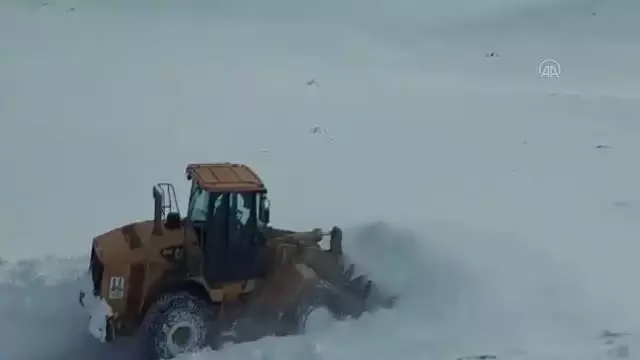 'Kar timleri' yolları açmak için gece gündüz çalışıyor 'Kar timleri' yolları açmak için gece gündüz çalışıyor