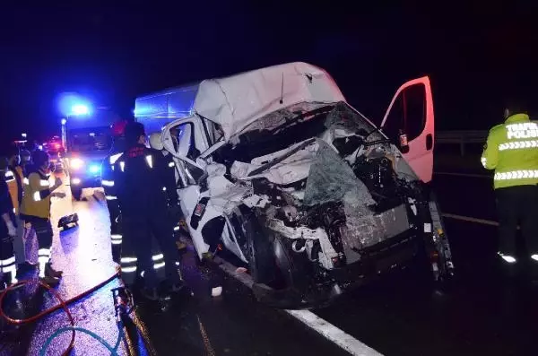 Minibüs, TIR'a arkadan çarptı: 1 ölü, 1 yaralı