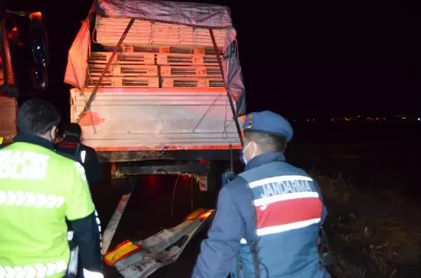 Minibüs, TIR'a arkadan çarptı: 1 ölü, 1 yaralı