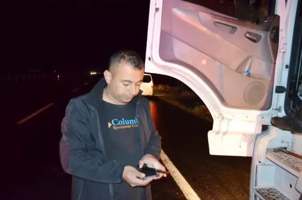 Minibüs, TIR'a arkadan çarptı: 1 ölü, 1 yaralı
