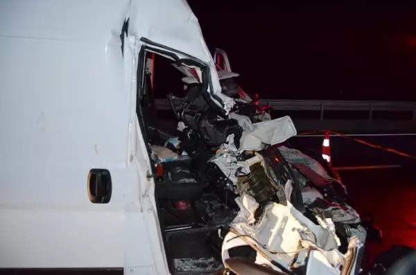Minibüs, TIR'a arkadan çarptı: 1 ölü, 1 yaralı