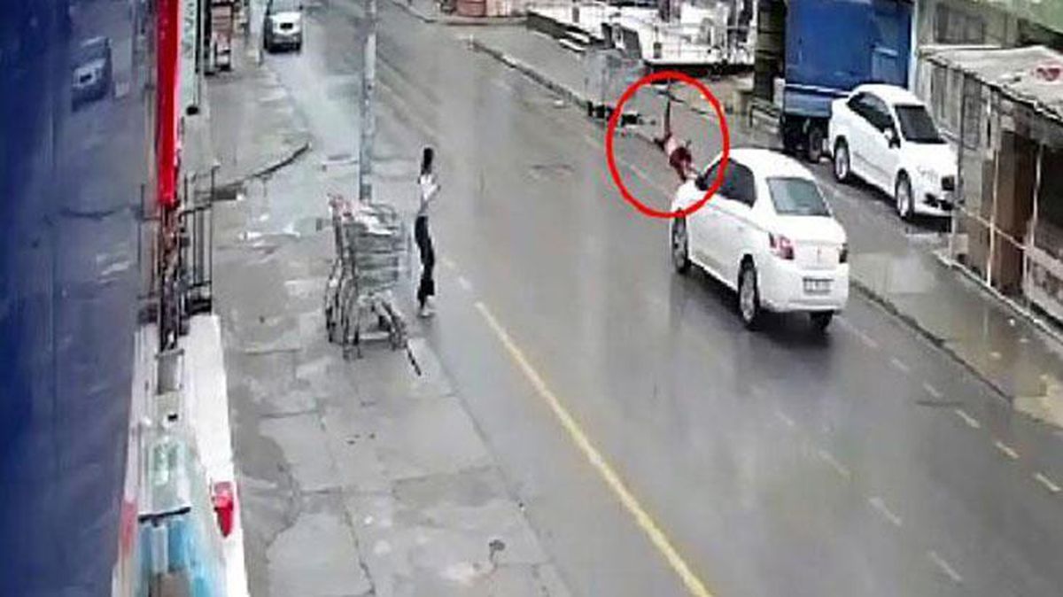 Otomobilin çarptığı çocuk, havada taklalar attı! Yüreklerin ağza geldiği anlar kamerada