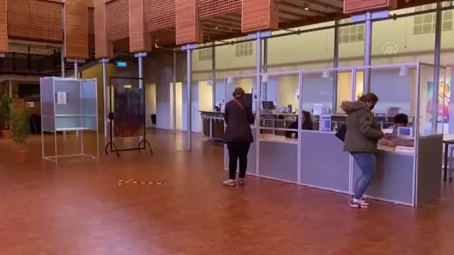 ROTTERDAM - Hollanda halkı Kovid-19 salgını gölgesinde sandığa gidiyor ROTTERDAM - Hollanda halkı Kovid-19 salgını gölgesinde sandığa gidiyor