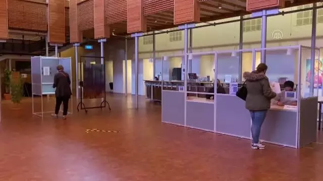 ROTTERDAM - Hollanda halkı Kovid-19 salgını gölgesinde sandığa gidiyor ROTTERDAM - Hollanda halkı Kovid-19 salgını gölgesinde sandığa gidiyor