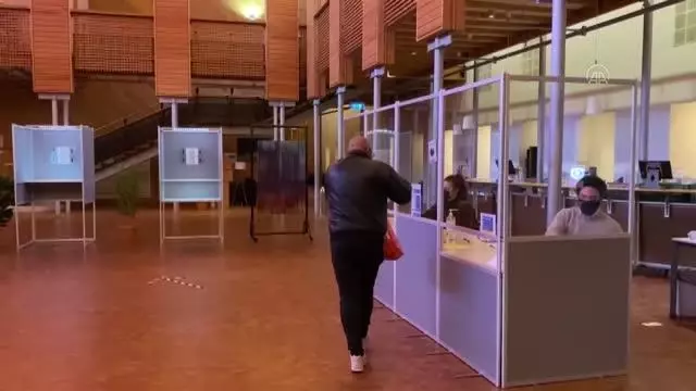 ROTTERDAM - Hollanda halkı Kovid-19 salgını gölgesinde sandığa gidiyor ROTTERDAM - Hollanda halkı Kovid-19 salgını gölgesinde sandığa gidiyor